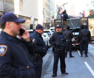 El Departamento de Policía de Nueva York colocó vallas metálicas ante el tribunal de Manhattan y la Tower Trump, en la V Avenida de Nueva, en previsión de la llegada masiva de seguidores.