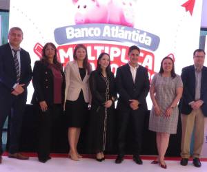 Ejecutivos de Banco Atlántida fueron partícipe del último sorteo de las promociones “Multiplica tus ahorros” y “Duplica tus Remesas”.