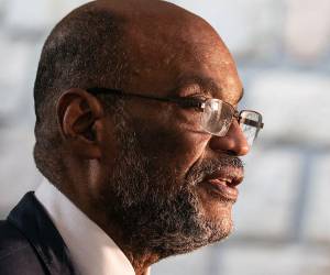 Respetado como médico pero criticado como político, el primer ministro haitiano, Ariel Henry, intentó perpetuarse en el poder más de lo previsto, hasta que la insurrección de los grupos armados que controlan gran parte de Puerto Príncipe lo obligó a renunciar.