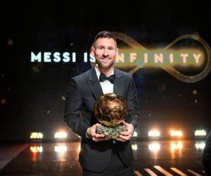 Lionel Messi tras recibir su octavo Balón de Oro en el teatro Châtelet de París.