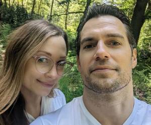 Henry Cavill, conocido por su papel como Superman, y su novia Natalie Viscuso, han causado revuelo tras ser vistos con una pronunciada barriga de embarazo. Aquí los detalles.
