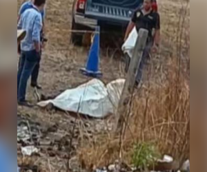 El cuerpo del hombre fue encontrado tendido en la tierra de un solar abandonado, cubierto con una bolsa de plástico blanca.