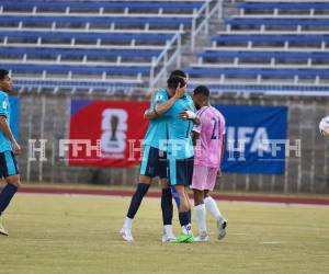 Kervin Arriaga celebró su tanto en compañía de Luis Palma.