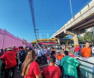 Desde tempranas horas de este 1 de mayo, sindicatos, gremios y trabajadores comenzaron a concentrarse en distintos puntos del país, listos para dar inicio a la tradicional marcha del Día Internacional del Trabajo.
