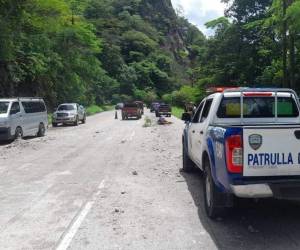 A la altura del kilómetro 52 se desprendieron varias rocas que cayeron encima de un motociclista y su acompañante.