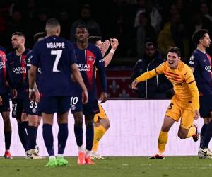 El defensa danés del Barcelona Andreas Christensen celebra después de marcar el tercer gol de su equipo durante el partido de fútbol de ida de los cuartos de final de la Liga de Campeones de la UEFA entre el Paris Saint-Germain (PSG) y el FC Barcelona en el estadio Parc des Princes de París.