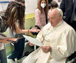 Este jueves el papa visitó el departamento de oncología pediátrica y neurocirugía infantil del hospital.