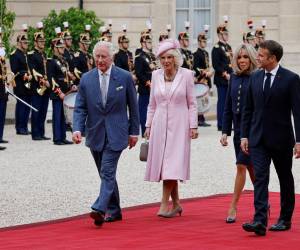 El rey Carlos III de Gran Bretaña, la reina Camilla de Gran Bretaña, la esposa del presidente francés Brigitte Macron y el presidente francés Emmanuel Macron llegan al Palacio del Elíseo en París el 20 de septiembre de 2023, el primer día de una visita de estado a Francia.