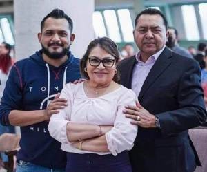 Esta imagen muestra a David junto a sus padres, Misael y María Elena.