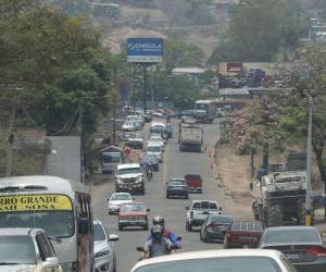 Las filas de carros reflejan el mal estado de la carretera que conecta la ciudad con la salida a Olancho.