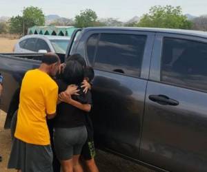 Momento en que la jovencita fue devuelta a sus padres tras lograrse el rescate.