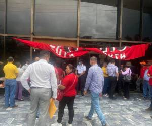 Los derechohabientes fueron los que pagaron los platos rotos.