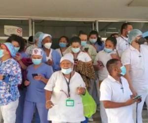 Doctores y enfermeras en plena lucha para que les paguen cinco meses de salario.