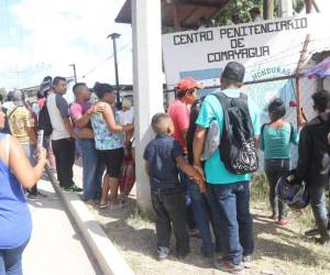 Hasta el momento no hay un reporte oficial sobre el amotinamiento en el Centro Penal de Comayagua, por lo que la desesperación invade a los familiares.