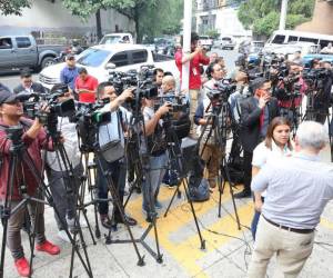 Los periodistas, los comunicadores sociales y los medios de comunicación son fundamentales en las democracias tuteladas por el respeto al derecho a libre expresión de los pueblos.