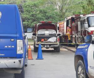 En la paila del vehículo tipo pick-up, quedó el cuerpo de Sara Leticia Arita (32), quien murió tras ser atacada a balazos esta tarde en el municipio de Villanueva, Cortés.