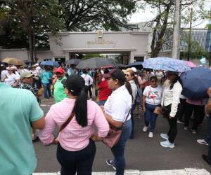 Fotografía de paro de maestros en protesta por incumplimiento al aumento salarial prometido en abril de 2026.