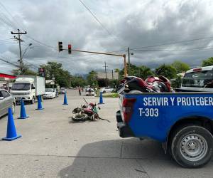 El joven motociclista quedó tendido en el pavimento de la ciudad de La Ceiba, tras impactar violentamente contra la unidad de taxi.
