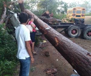 Un joven que conducía una rastra con madera murió tras accidentarse en el desvío de El Limón que conduce hacia Esquipulas, Olancho.