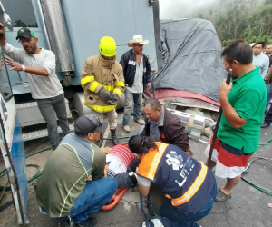 Miembros de la UME dieron asistencia al conductor que resultó herido en este accidente.