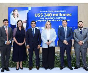 Representantes de Banpaís y BID Invest presentes en la firma de la alianza que beneficiará a más de 900 pymes y negocios liderados por mujeres.