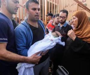 El vehículo en el que viajaba la niña también fue alcanzado por las balas.