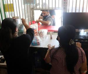 Varios capitalinos y la Asociación para la Defensa de la Canasta Básica de Honduras (Adecabah) denuncian irregularidades en la venta de huevos en las sucursales de los Banasupros.