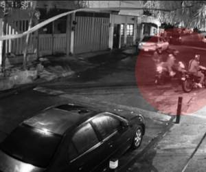 En el video se observa a la víctima detenida sobre su motocicleta, con su teléfono celular en la mano y un cartón de huevos colocado sobre el tanque de gasolina.