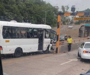 Un bus “rapidito” de la ruta Cerro Grande-Kennedy impactó en un puente a desnivel a inmediaciones de la Colonia Kennedy, de Tegucigalpa.