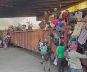El lunes, varias personas resultaron lesionadas cuando miles de migrantes, en su mayoría haitianos, intentaron ingresar a la fuerza a la oficina de migratoria de Tapachula.