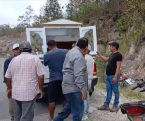 as víctimas fueron encontradas sin vida en un guindo, luego de sufrir un accidente mientras se trasladaban en motocicleta.