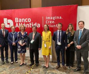 Jan Heinemann (DEG), Ildoira Bonilla (Banco Atlántida), Constanze Kreiß (DEG), Guillermo Bueso (Banco Atlántida), Monika Beck (DEG), Sebastian Leimbach (DEG), Maria Jose Agüero (Banco Atlántida), Jose Fernando Mendoza (Banco Atlántida).
