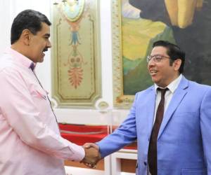 Momento en que el presidente de Venezuela, Nicolás Maduro, recibió al ministro Erick Tejada en el Palacio de Miraflores.