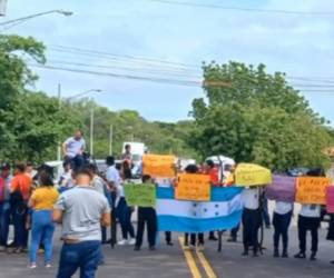 Docentes, padres de familia y alumnos se tomaron la carretera Panamericana en contra de la Secretaría de Educación.