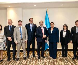 La presidenta Castro se reunió con representantes del CAF, entre ellos el presidente ejecutivo Sergio Díaz, durante su visita en Panamá.