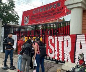 Varios jóvenes llegaron con el objetivo de realizar el examen.