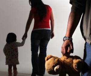 La sustracción parental internacional consiste cuando uno de los padres retiene al hijo fuera de su país de residencia.