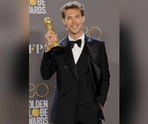 Austin Butler posa con el premio al Mejor Actor en una Película - Drama para “Elvis” en la sala de prensa durante la 80ª Entrega Anual de los Globos de Oro en The Beverly Hilton el 10 de enero de 2023 en Beverly Hills, California.