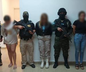 Las autoridades cubrieron el rostro de las detenidas para garantizar sus derechos previo a ser juzgadas por un juez.