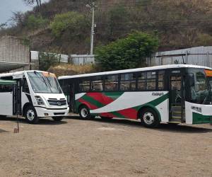 Estos son lo dos buses que harán la prueba piloto en el anillo periférico. Tendrán cámaras, cobro electrónico y GPS.