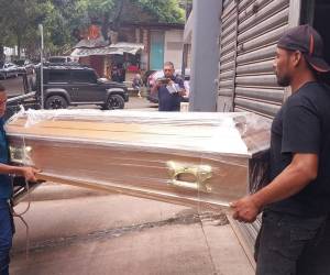 Según testigos, un hombre se le acercó a la fémina y solo le dijo un par de palabras antes de agarrarla a disparos. Trataron de trasladar pero ya había fallecido.