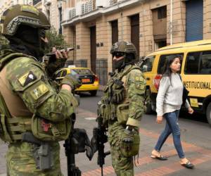 El gobierno de Ecuador implementa toque de queda de seis horas con estado de excepción como reacción a los ataques del narcotráfico.