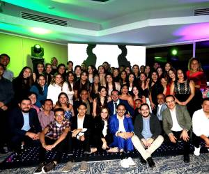 La familia Do//McCann Honduras durante la celebración de su noche navideña.