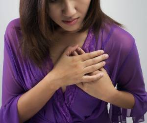 Cabe señalar que los síntomas con frecuencia empiezan de manera repentina cuando el aneurisma crece rápidamente.