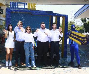 Representantes de UNO y la Gasolinera UNO Bulevar del Este junto al primer ganador de la promoción mundialista.
