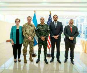 El general James McConville, del Ejército de EUA, estuvo recientemente en Honduras y pactó el apoyo a la Fuerza Aérea.