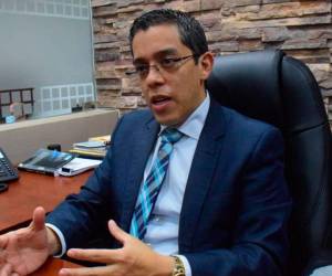 Fernández se quejó de que los fondos que han sido entregados al sindicato podría ser usado otra comprar pupitres que hace falta en el alma máter.