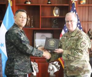 Héctor Valerio Ardón, jefe de las FF AA de Honduras, y Víctor Allan Kent, agregado militar de EE UU.