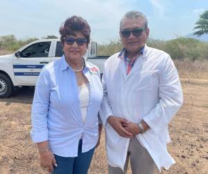 Belinda Martínez, directora del BCIE por Honduras, junto a Carlos González, director del Hospital General del Sur, durante su visita al terreno donde se construirá el nuevo hospital de Choluteca.