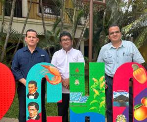 Eddy Montalván, gerente de Mercadeo de Grupo OPSA, el alcalde de Choluteca, Quintín Soriano y Mario Gálvez, ejecutivo de Grupo OPSA.